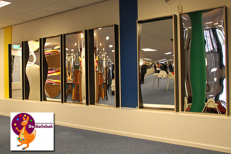 Aire de jeux intérieure qui recouvre le mur aveugle d'une manière fantastique avec nos miroirs saumon! Aire de jeux intérieure qui recouvre le mur aveugle d'une manière fantastique avec nos miroirs saumon!