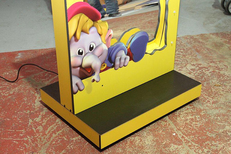 Excellente personnalisation pour Intertoys. Un miroir smiley mobile avec lumière et son à travers. un capteur. Excellente personnalisation pour Intertoys. Un miroir smiley mobile avec lumière et son à travers. un capteur.